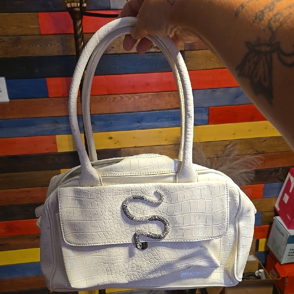 Paula Abdul White Crocodile-Embossed Handbag.   🤍 PRE OWNED